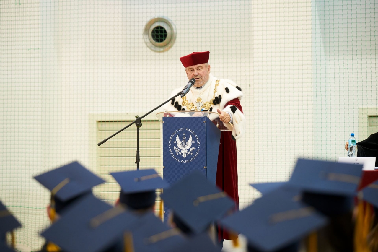 Zdjęcie 1 J.M. Rektor prof. dr hab. Alojzy Z. Nowak wygłasza powitalne przemówienie podczas graduacji absolwentów Wydziału Zarządzania UW – fot. Darek Kawka.